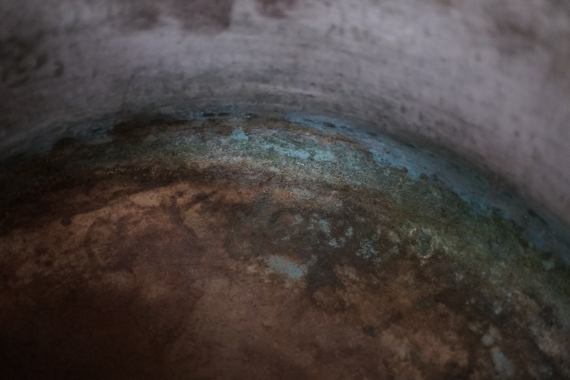 A brass preserve pot and a copper cooking pot. Brass pot 29.5cm diameter. Condition - fair to good